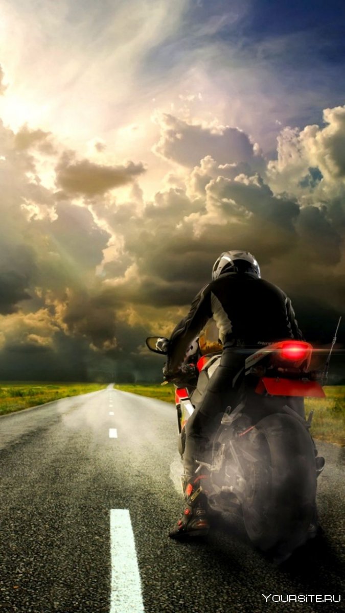 Мотоциклист на дороге