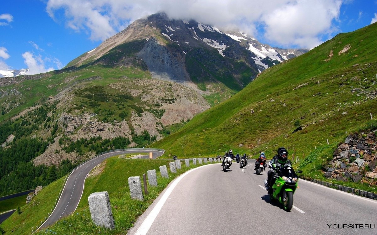 Мотоцикл на фоне гор