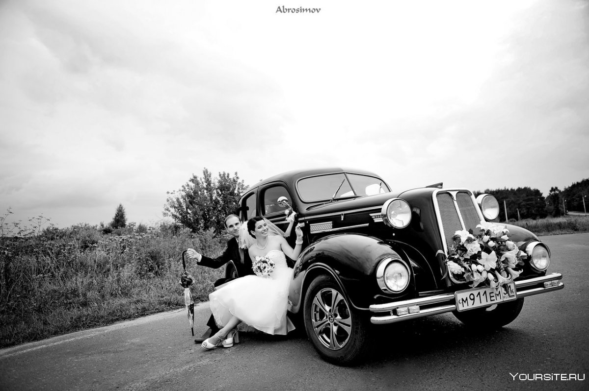 Свадебная ретро фотосессия с машиной черно белая