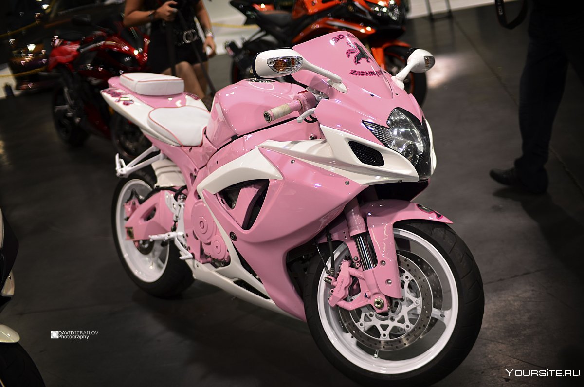 Розовый спортивный мотоцикл