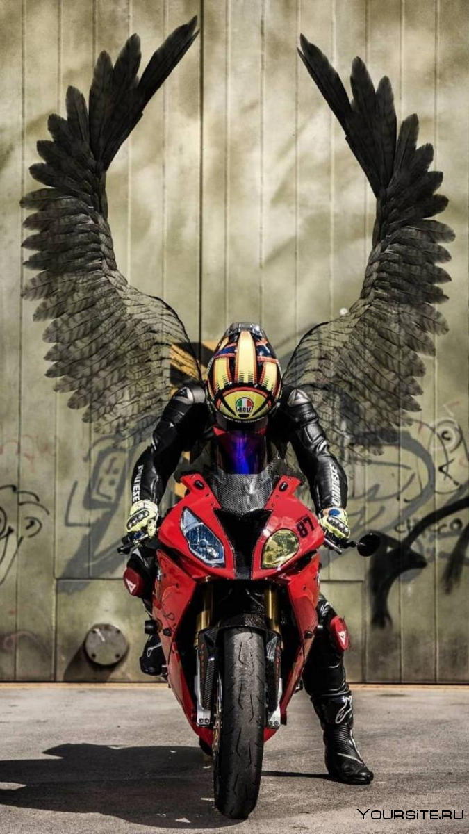 Мотоциклист с крыльями