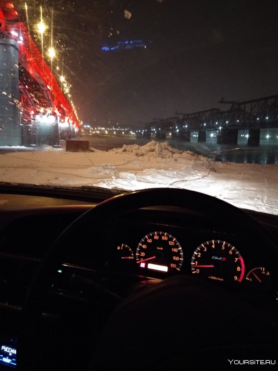 Тойота Камри ночью рулём зима