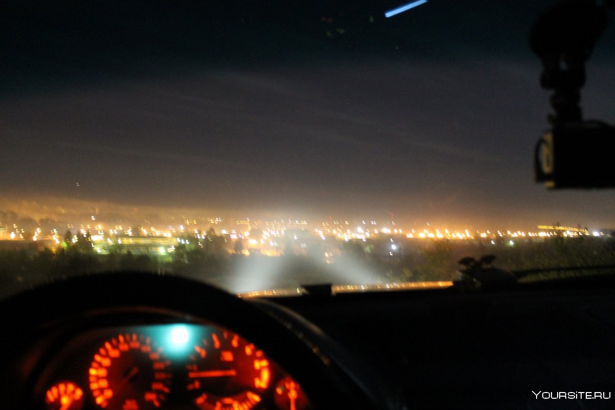 Ночной город из салона машины