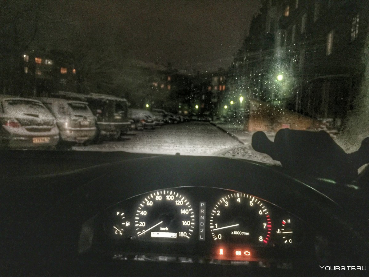 Ночная дорога из машины в городе