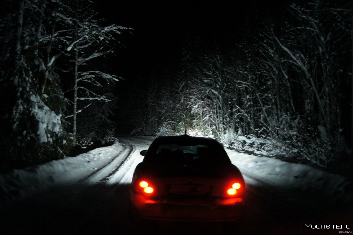 За рулем машины ночью зимой