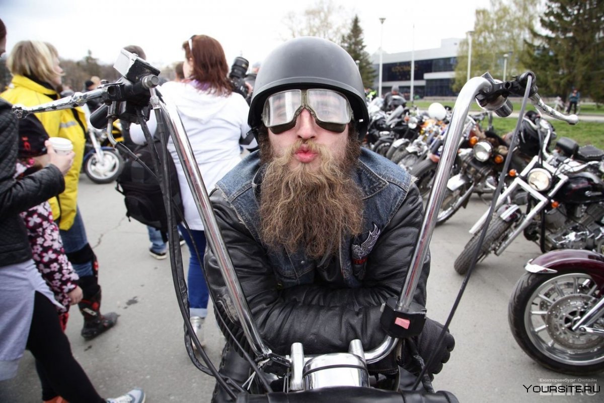 Брутальный байкер с бородой