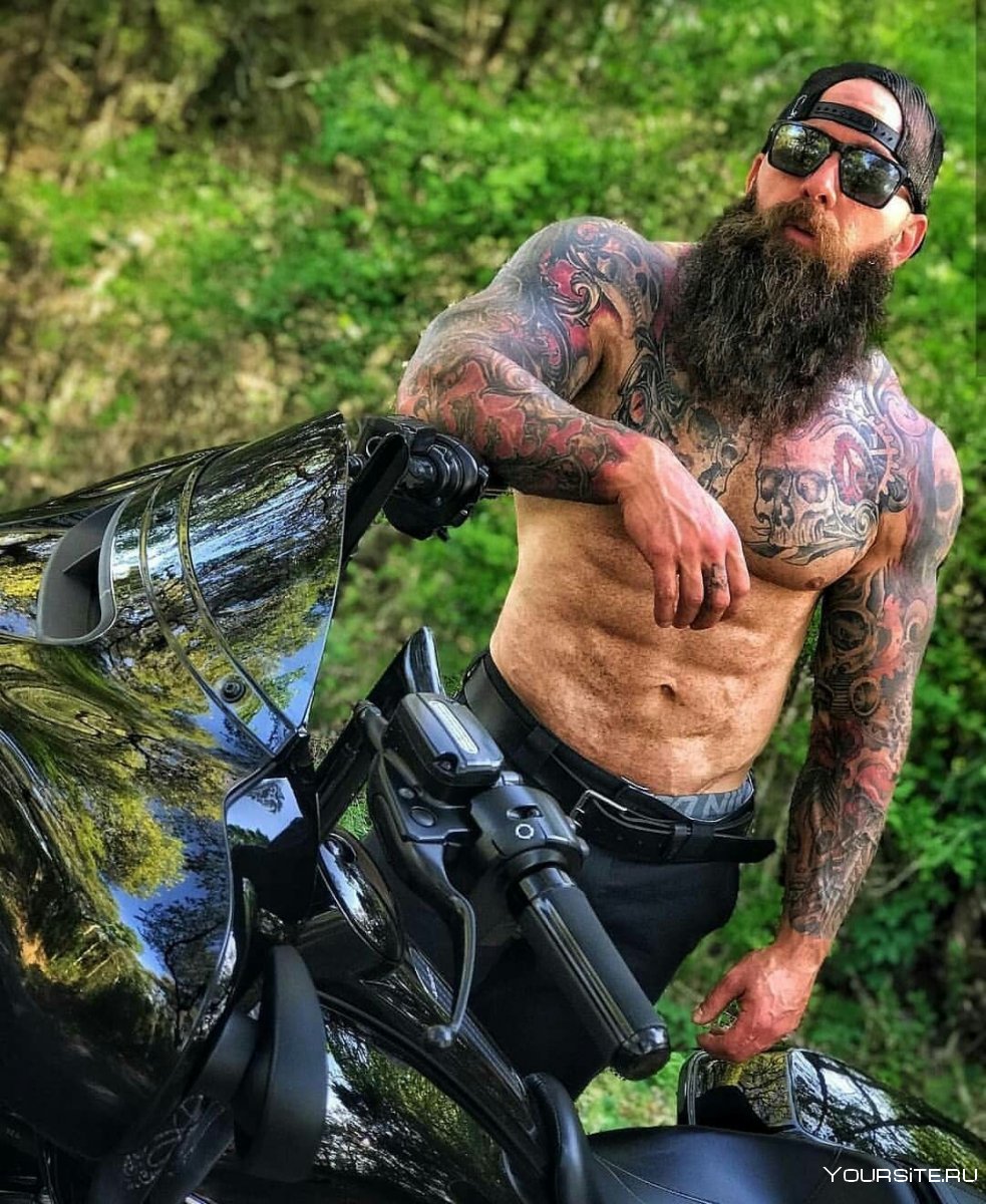 Брутальный байкер с бородой