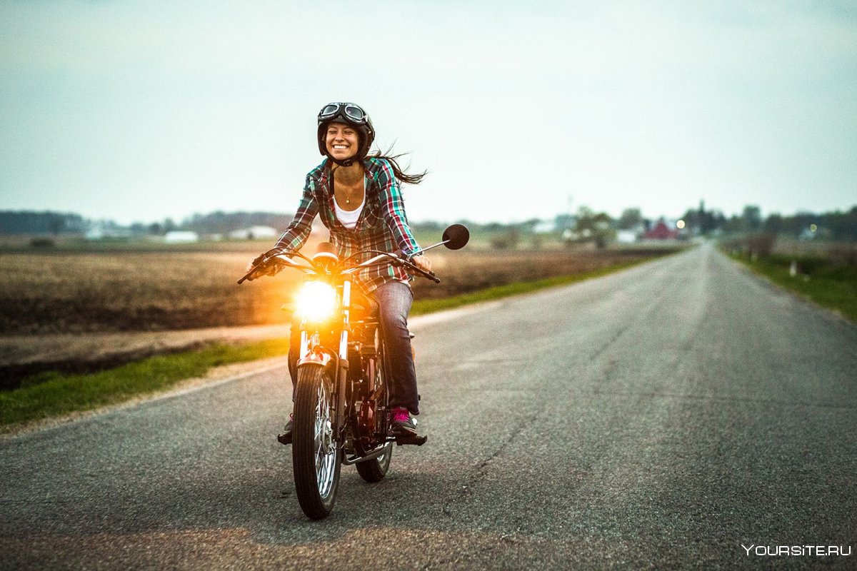 Девушка едет на мотоцикле