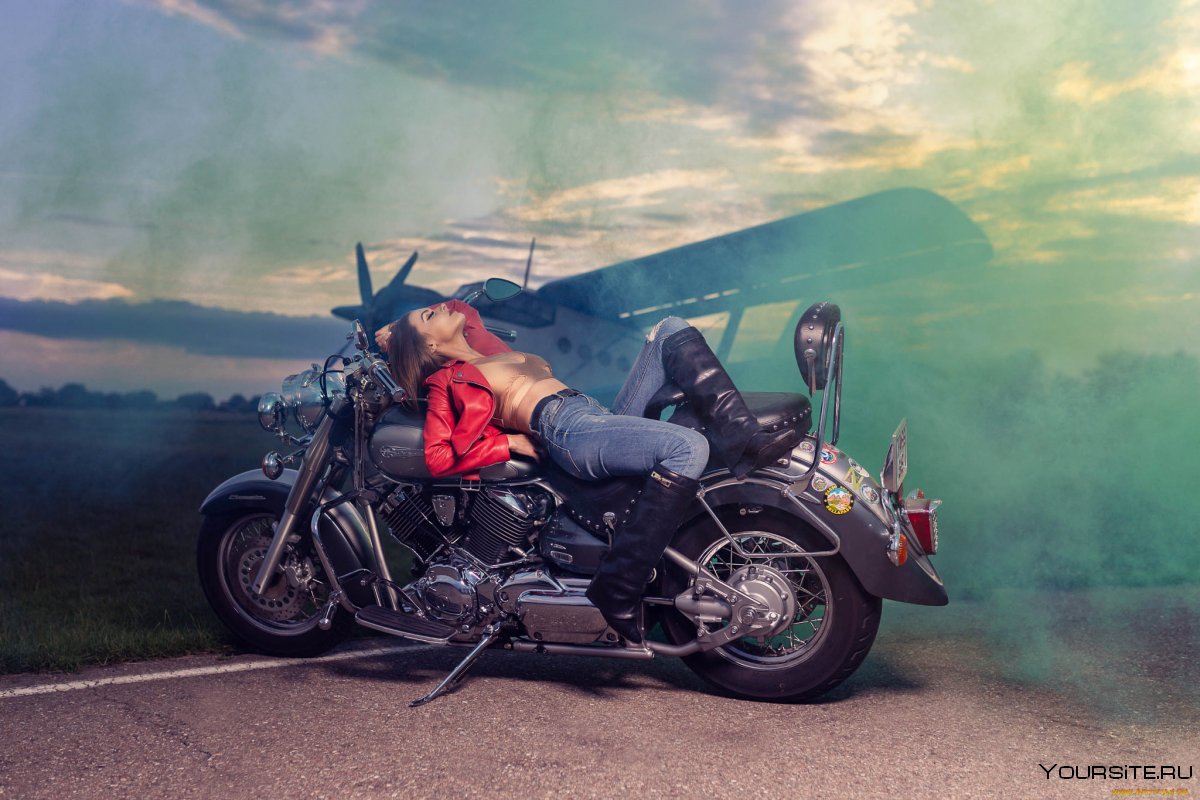 Волк на мотоцикле с девушкой обои