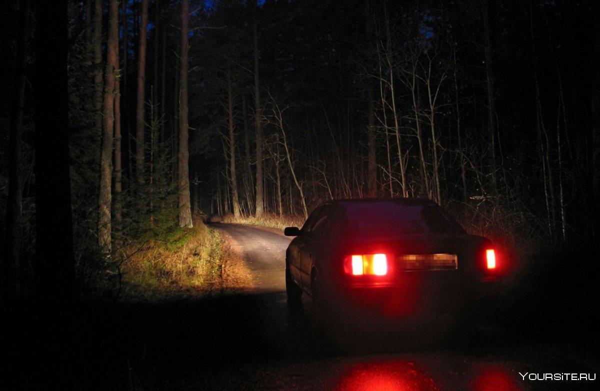 Машина едет в темноте