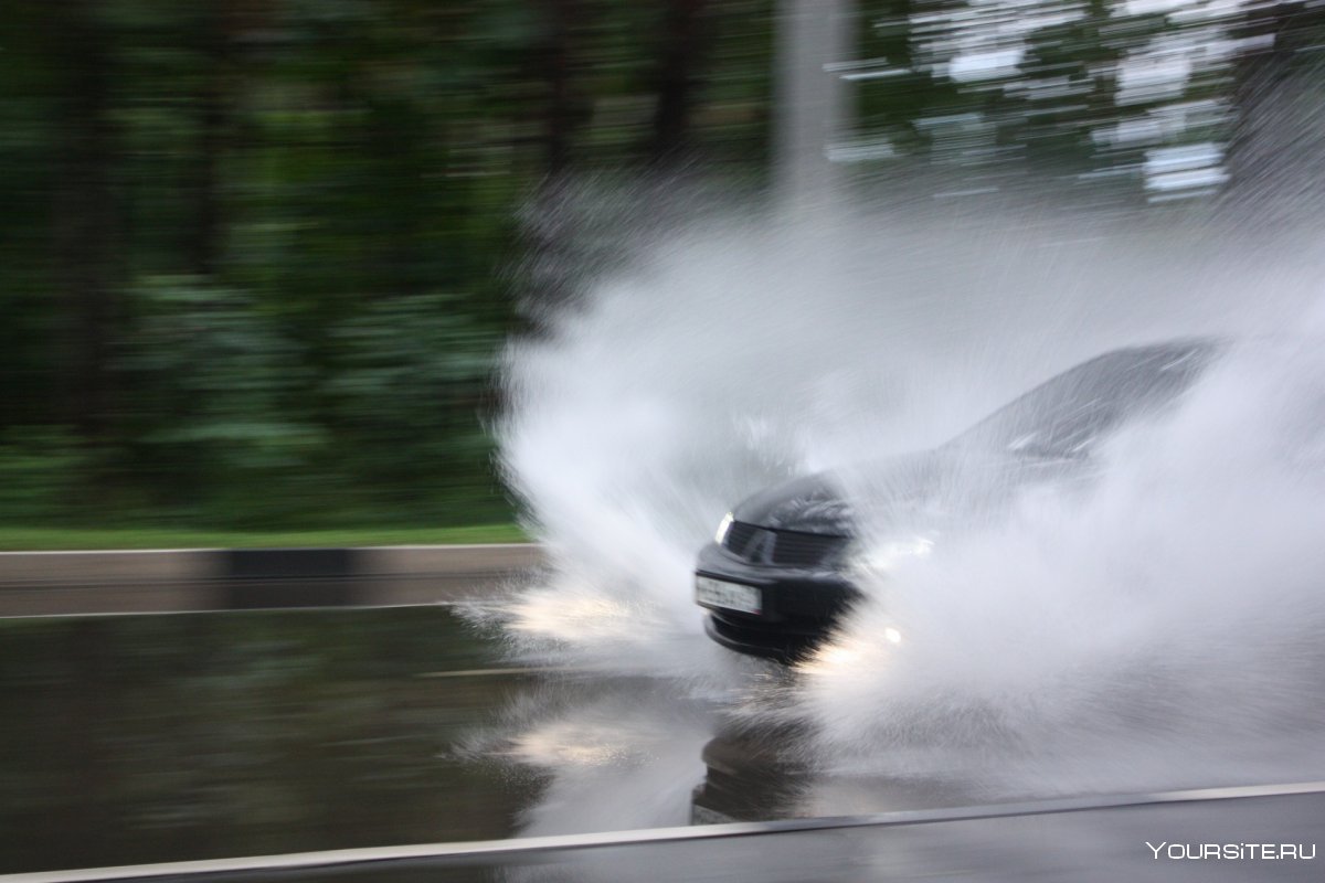 Машина едет в дождь