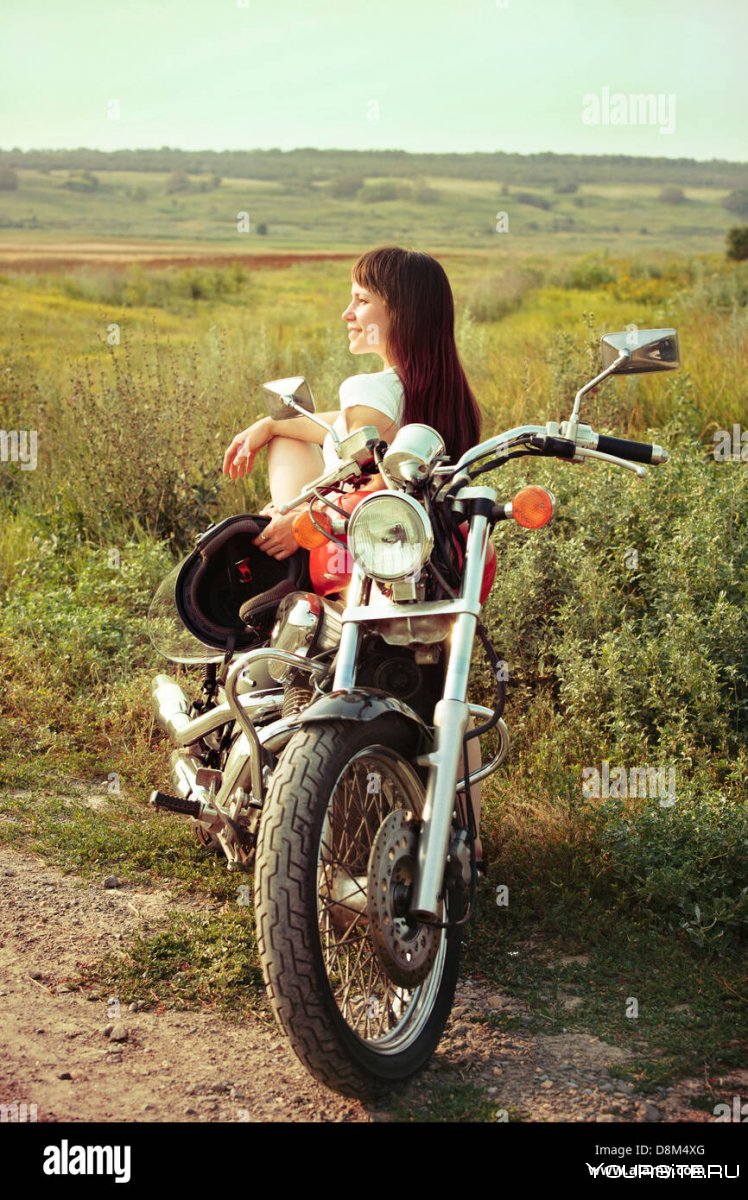 Деревенские девушки на мотоциклах