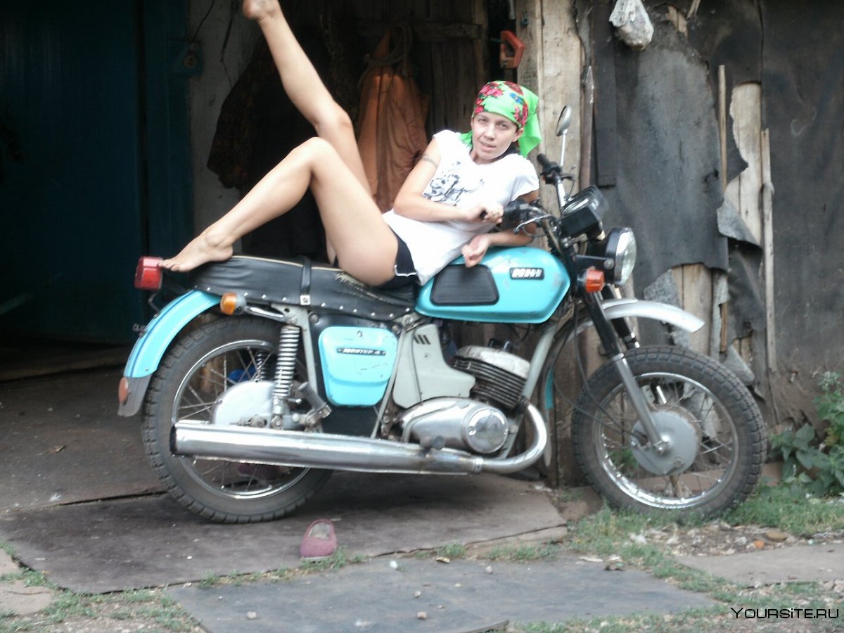 Девушка на мотоцикле ИЖ Планета 2