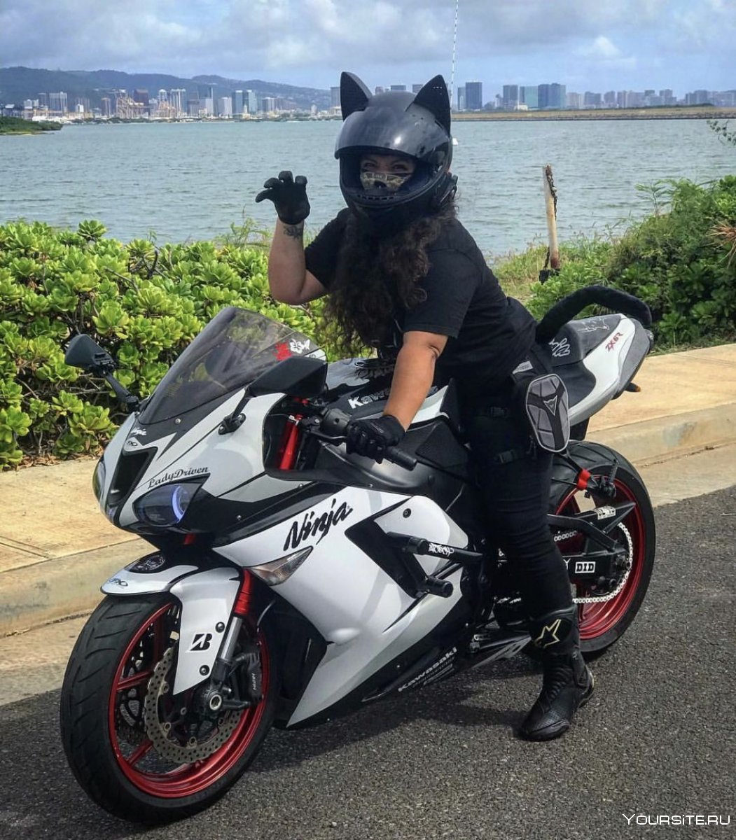 Девушка на мотоцикле в шлеме с ушками
