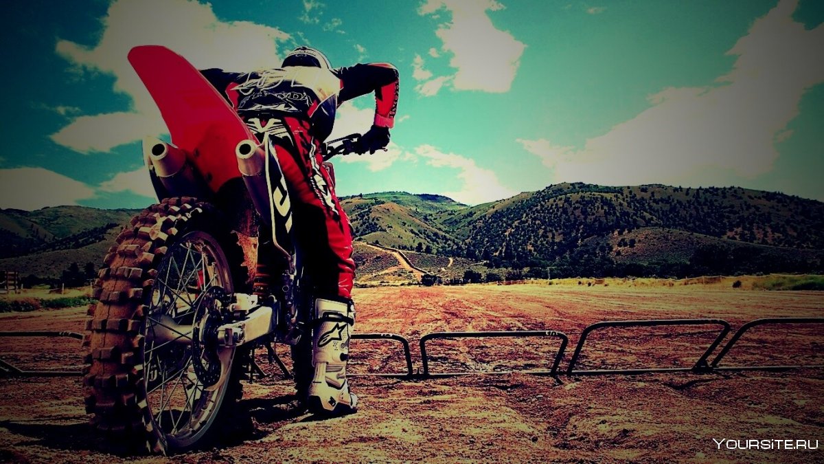 Кроссовый мотоцикл на трассе