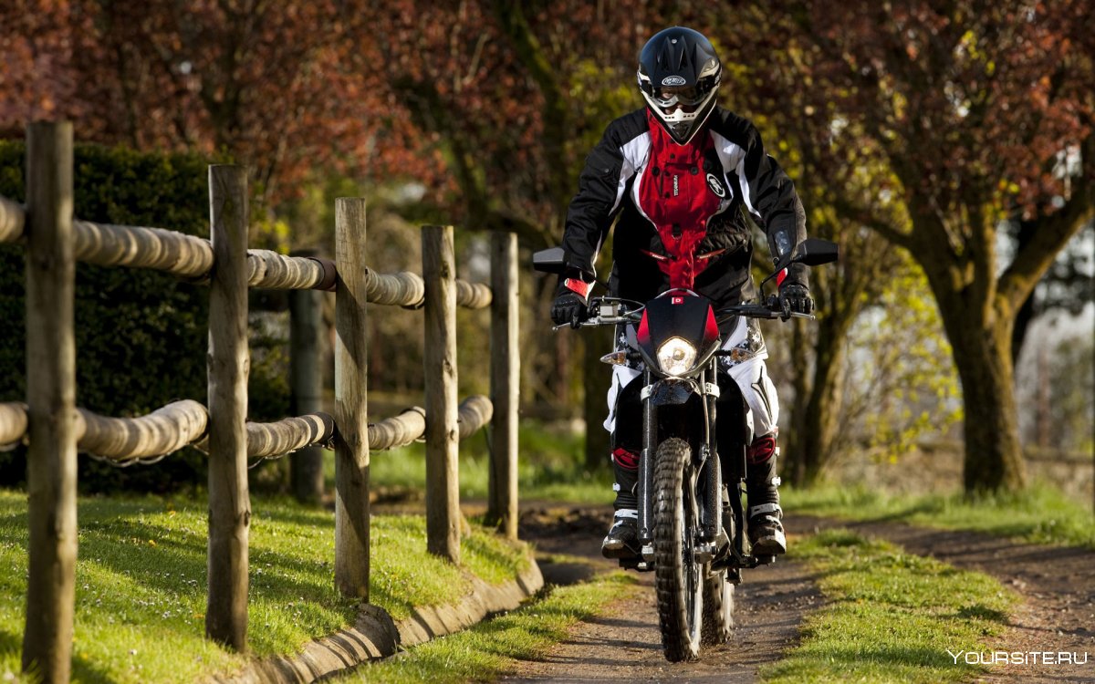 Мотоцикл в парке