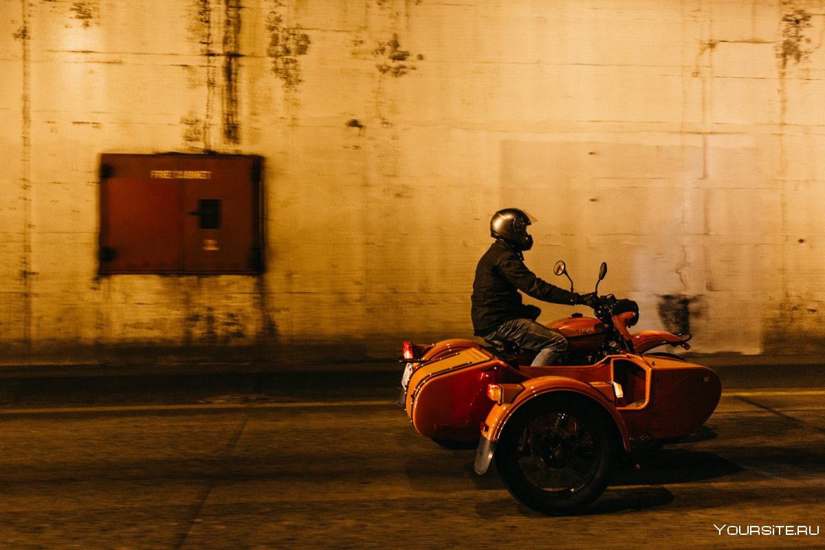 Мотоциклист на Урале в закат