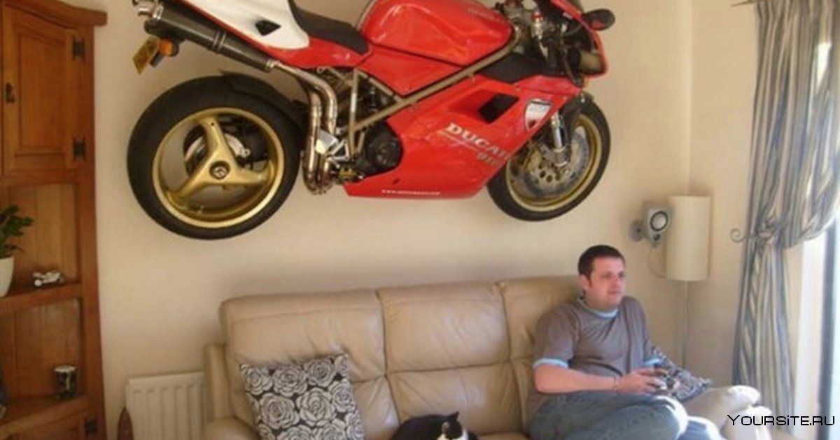 Мотоцикл дома в квартире