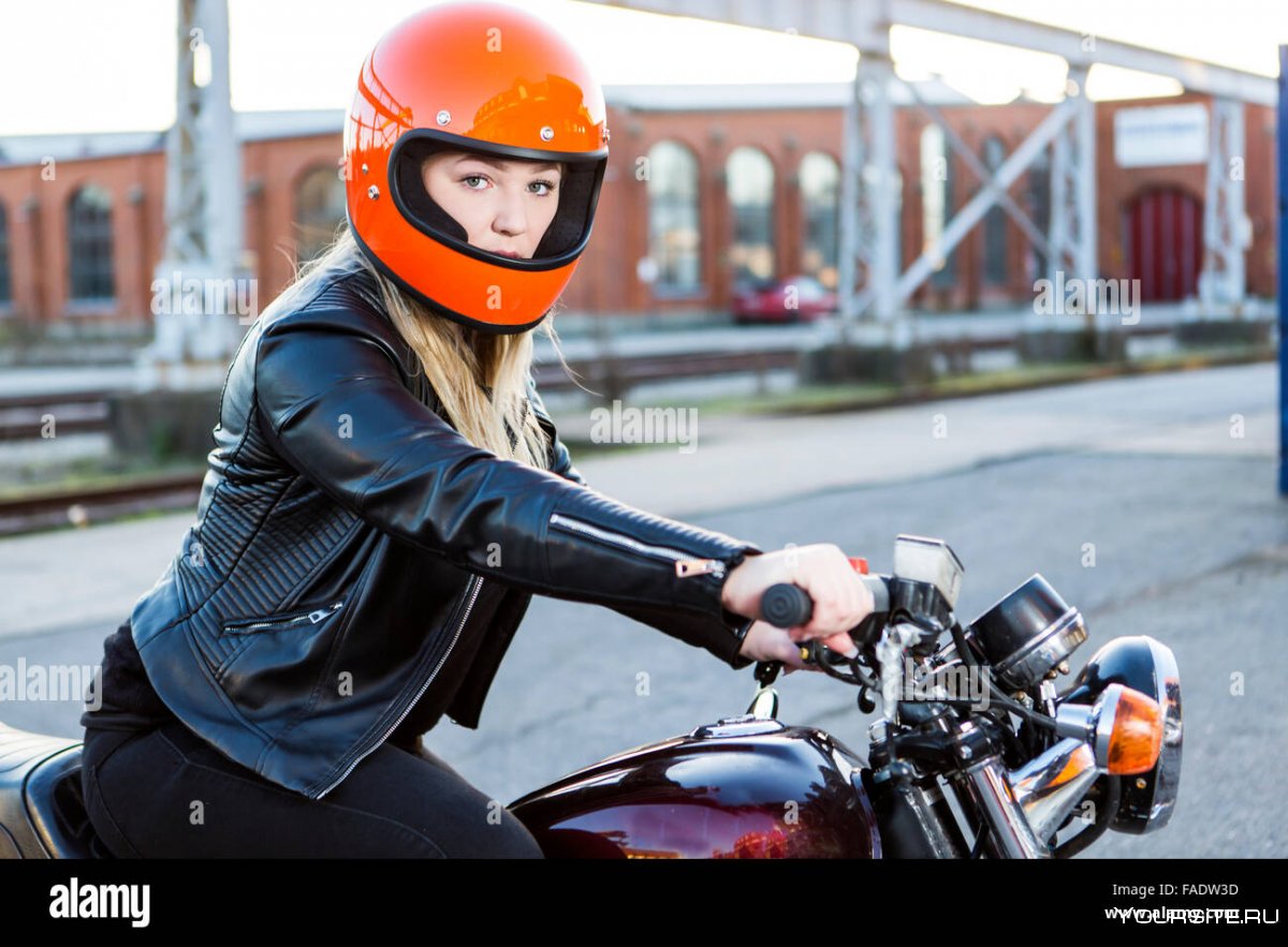Рыжая девушка на мотоцикле в шлеме