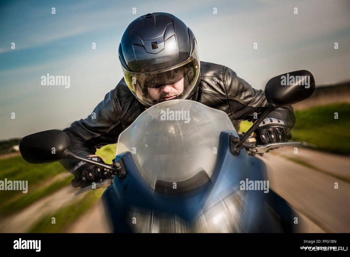 Шлем мотоциклиста на дороге