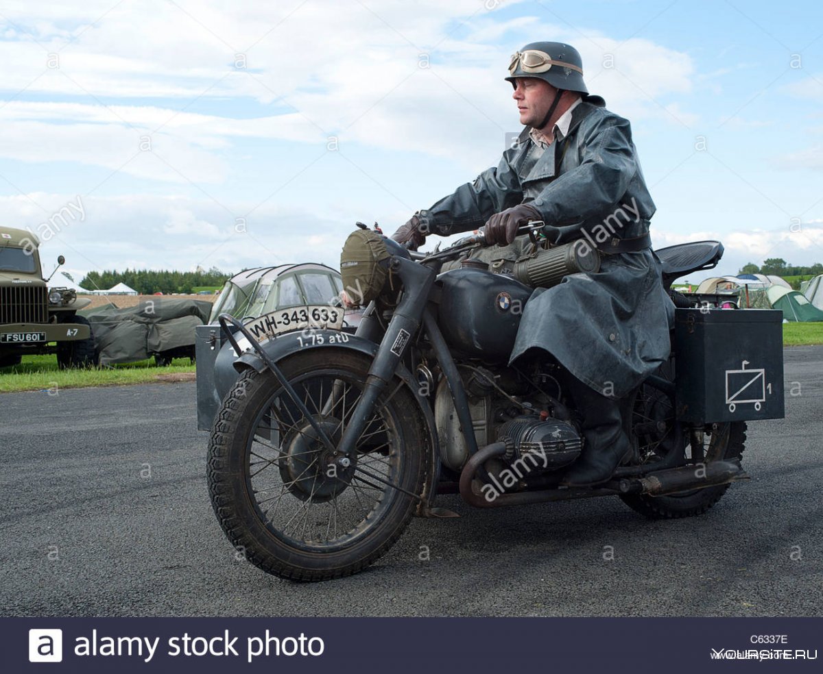 Байкер в немецкой каске на мотоцикле