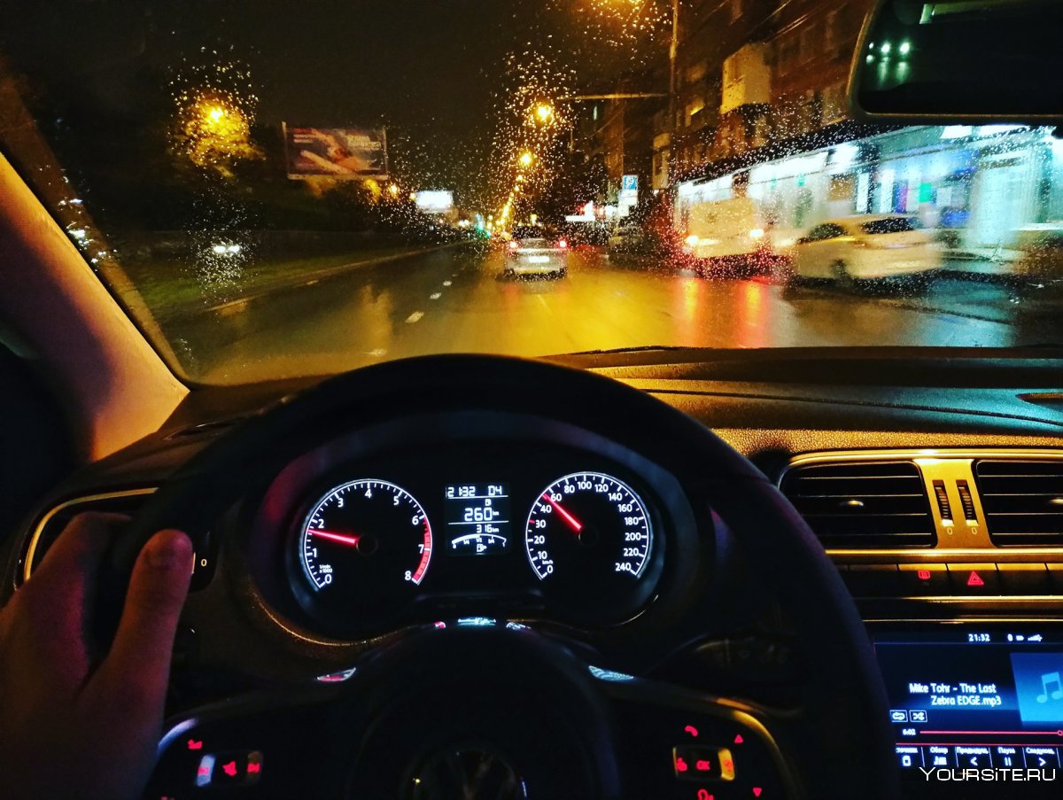 Панель машины ночью