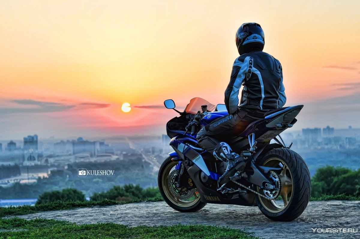 Мотоциклист на фоне заката
