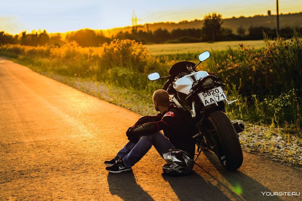 Парень на мотоцикле на закате
