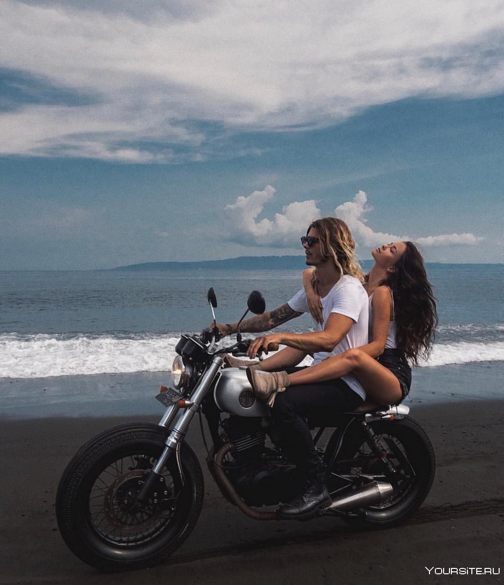 Парень и девушка на мотоцикле едут