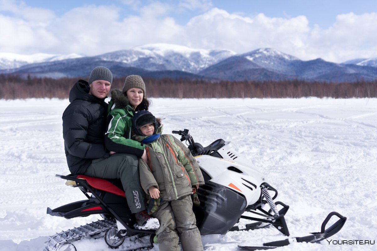 Семья с 2 детьми на снегоходах