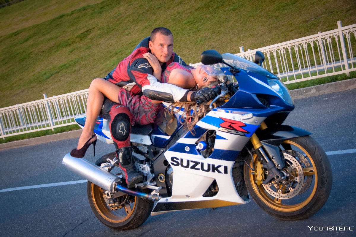 Спортивный мотоцикл с пассажиром