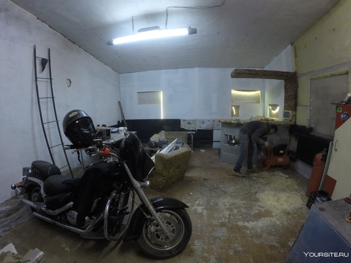 Современный гараж с мотоциклом