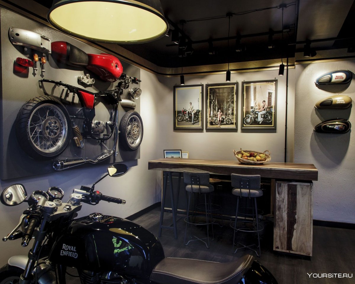 Коллекция мотоциклов в гараже