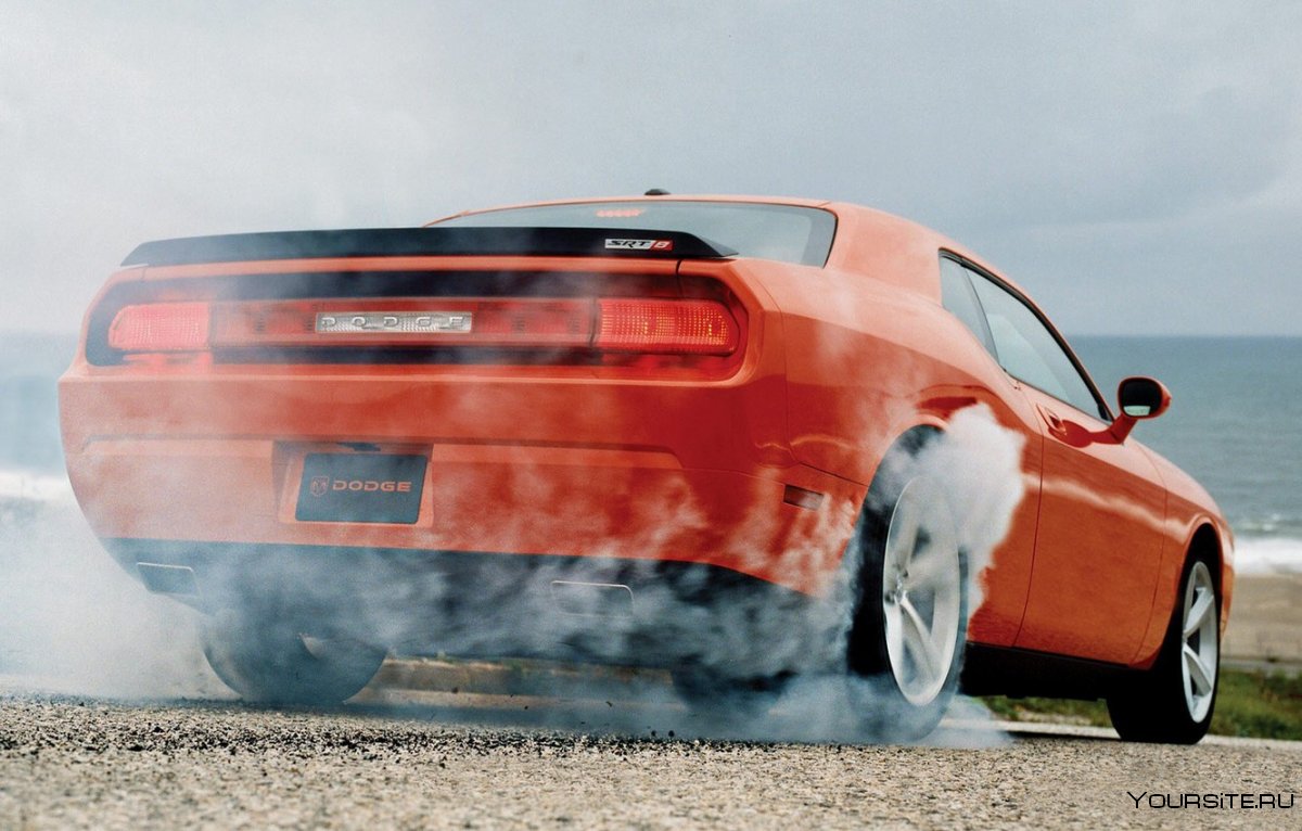 Dodge Challenger в дыму