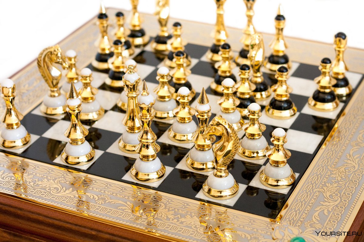 Золотые шахматные фигуры