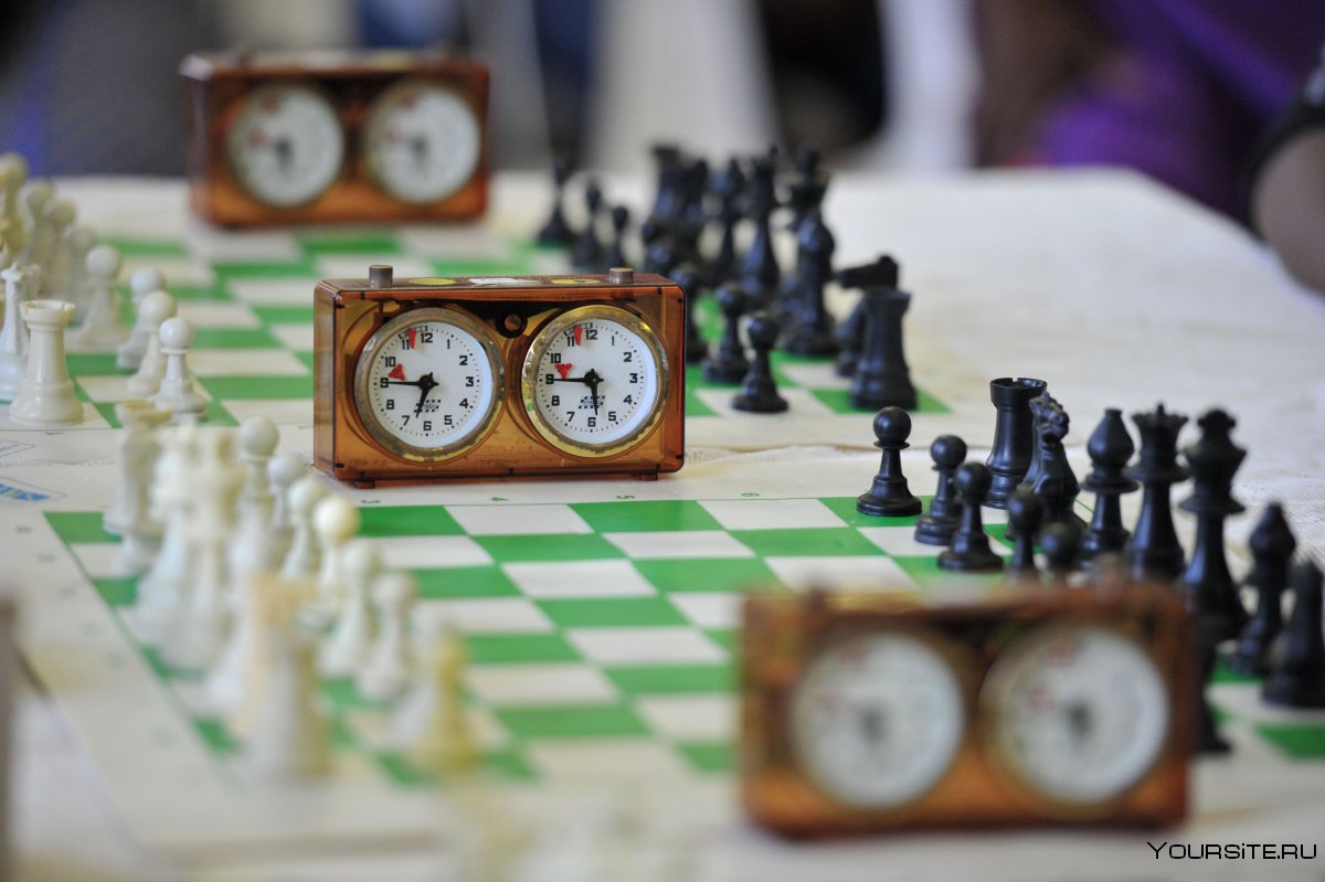 Шахматная доска с часами