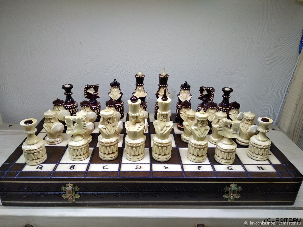 Резные шахматы богатыри