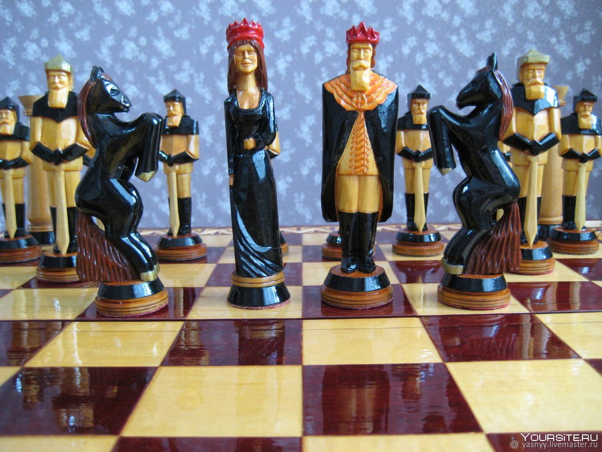 Резные шахматные фигуры