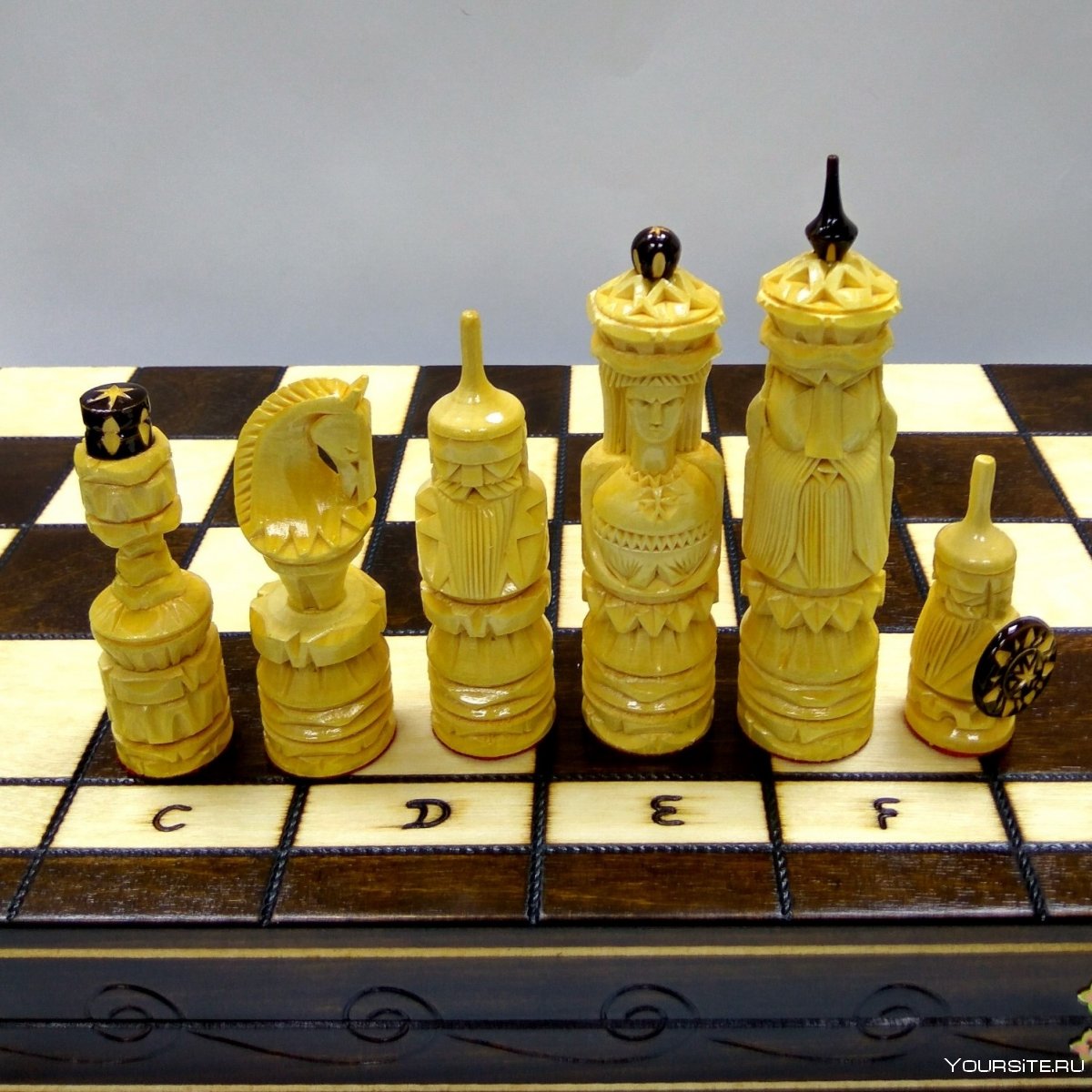 Резные шахматы королевство