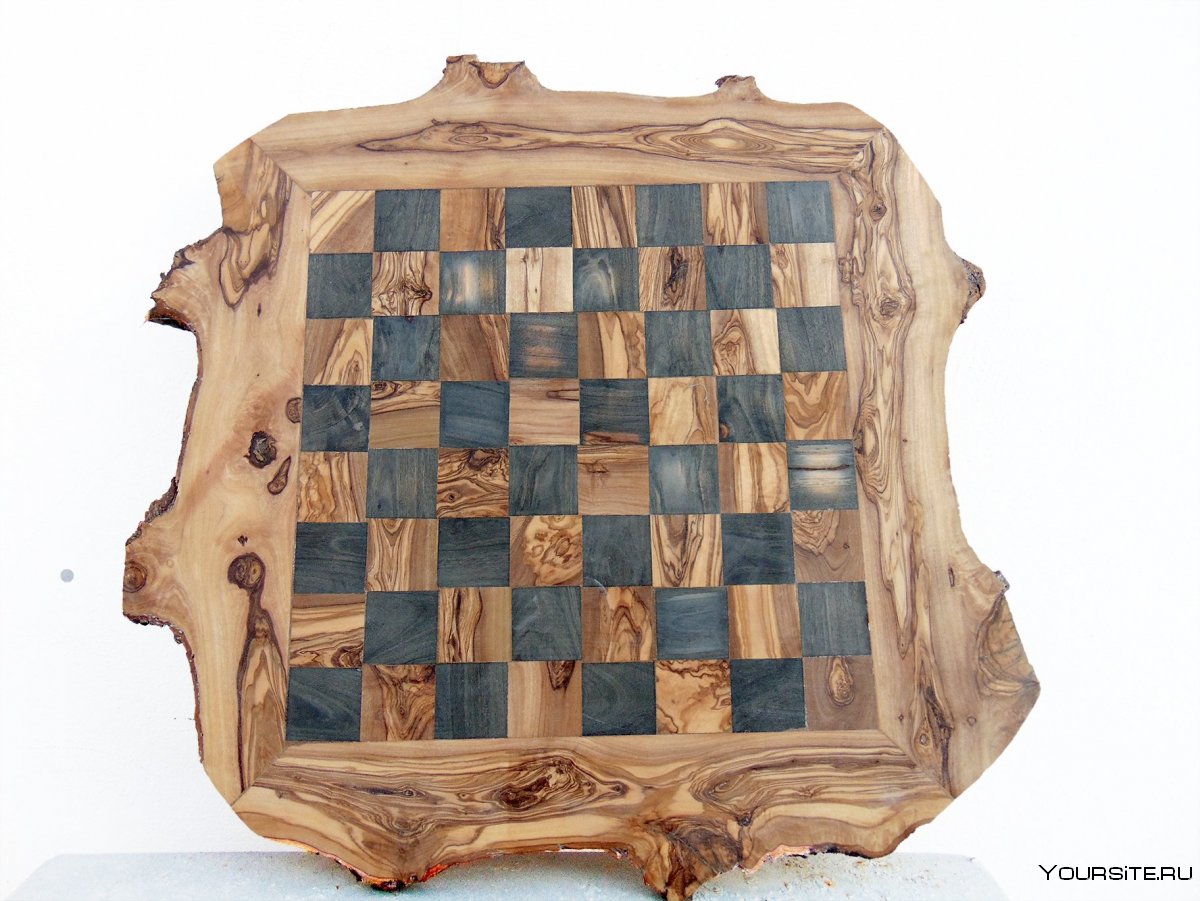 Необычная шахматная доска из дерева