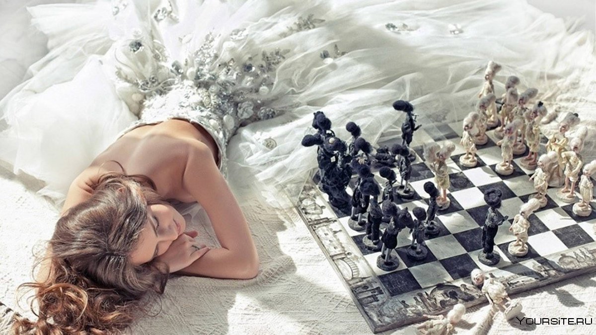 Женщина на шахматной доске