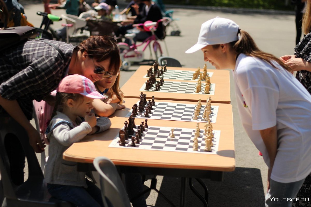 Шахматные столы в парке