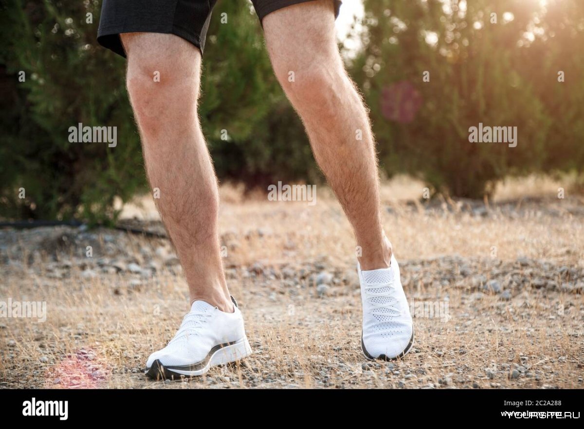 Мужские ноги в белых кроссовках