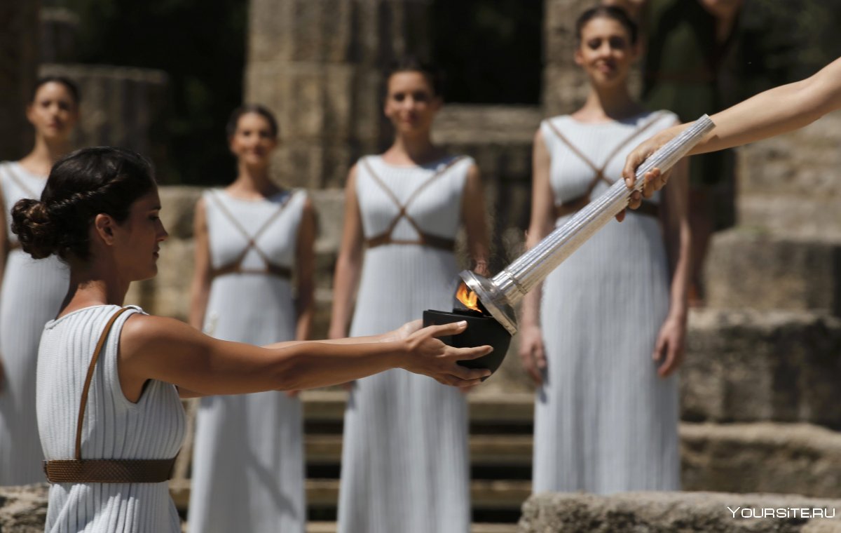 Зажжение олимпийского огня в древней Греции на Олимпийских играх 2016