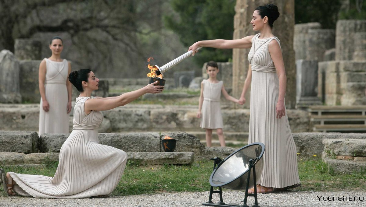 Зажжение олимпийского огня в Греции