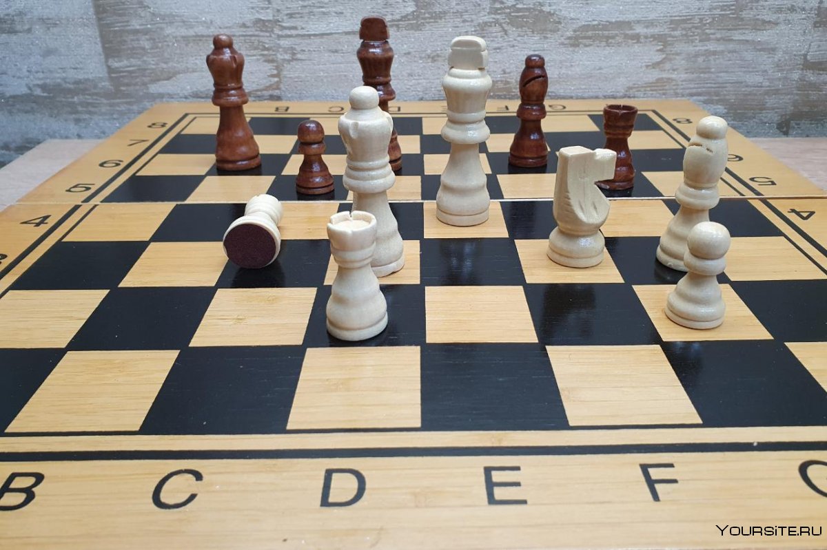 Интерактивная шахматная доска с фигурами