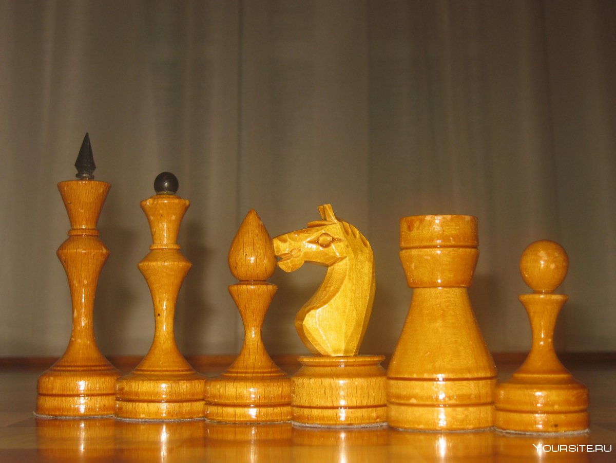 Красивая разноцветная шахматная фигура