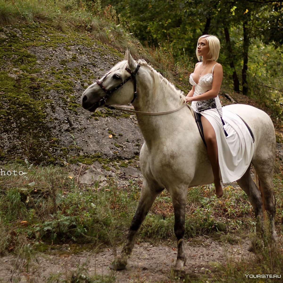 Блондинка верхом на коне
