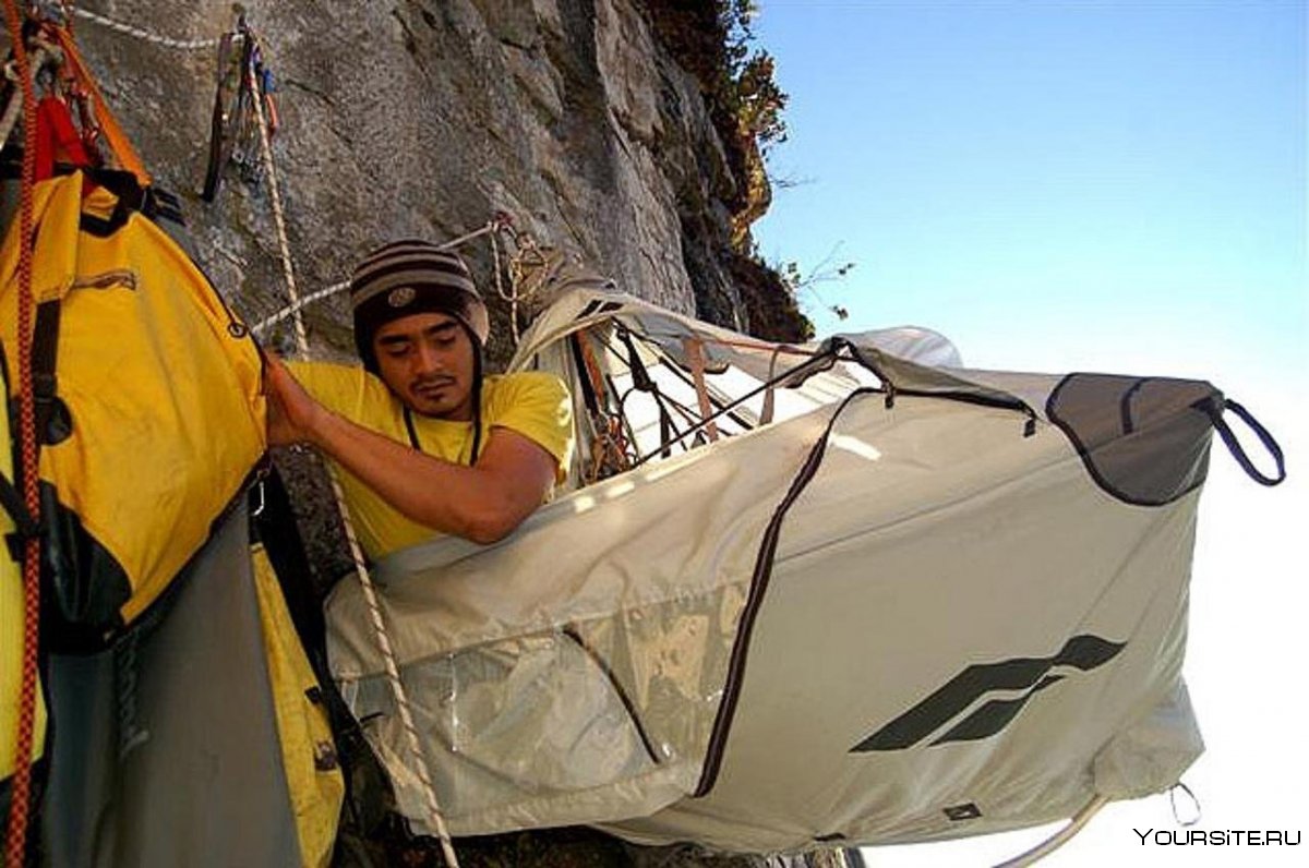 Альпинисты спят на скале