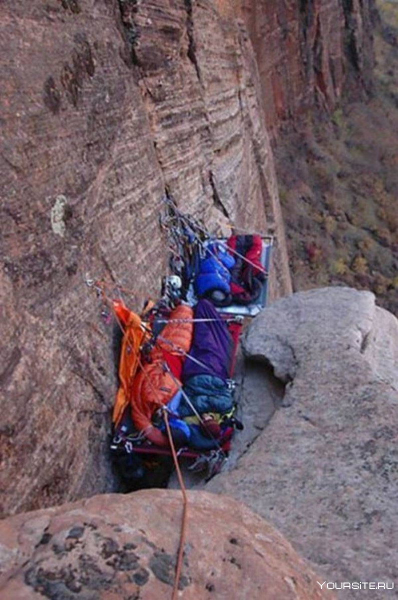 Палатка альпиниста на скале